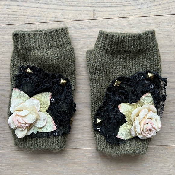 Beautiful vintage cashmere wrist warmers with rose and lace details. Circa 2000 - Picture 3 of 3